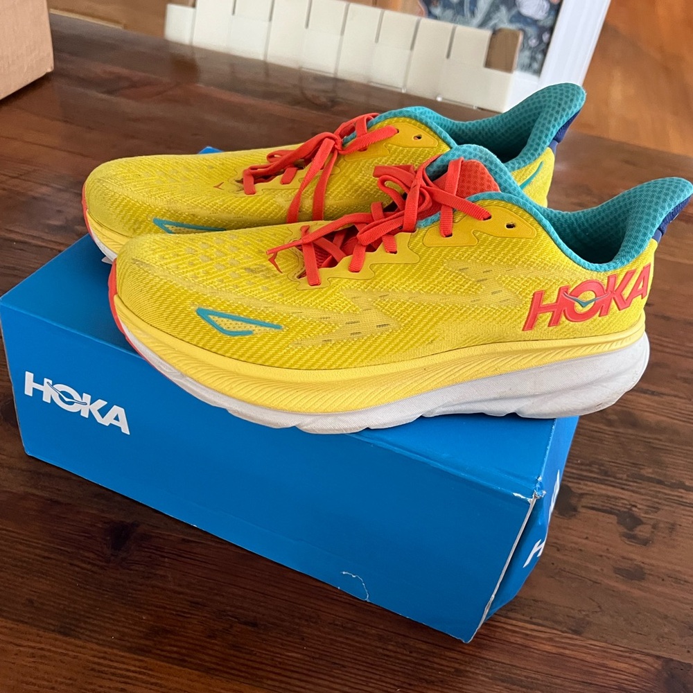 Hoka clifton 9 men’s sz 10 Passion Fruit